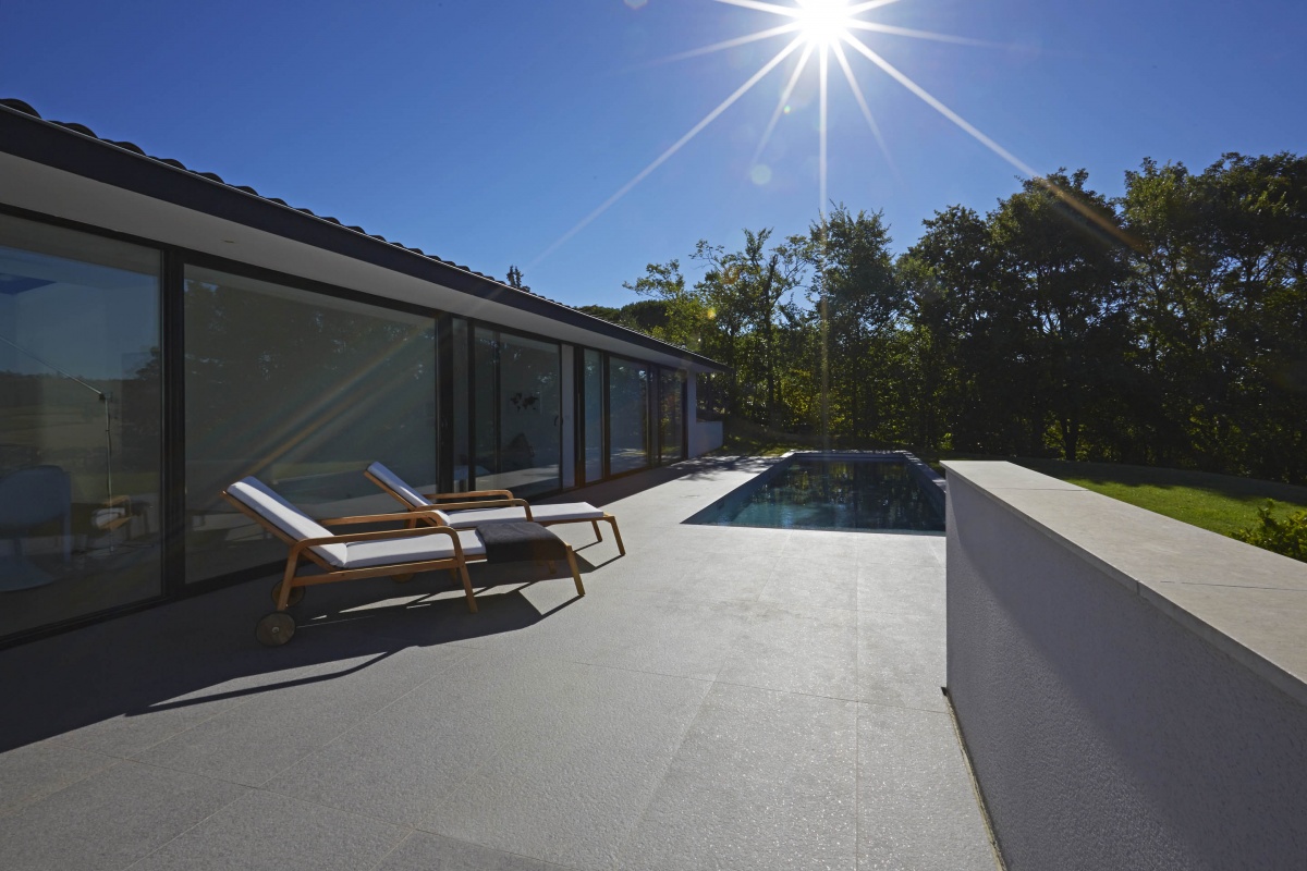 Villa VUA : atelier-cc-architecte-toulouse-maison-coteaux-moderne-contemporaine-terrasse-baie-vitree-transat-piscine