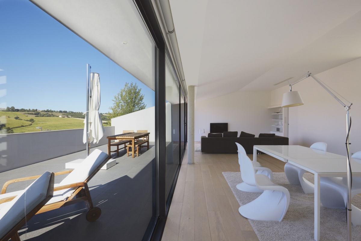 Villa VUA : atelier-cc-architecte-toulouse-maison-coteaux-moderne-contemporaine-salon-terrasse-baie-vitree-transat-parquet