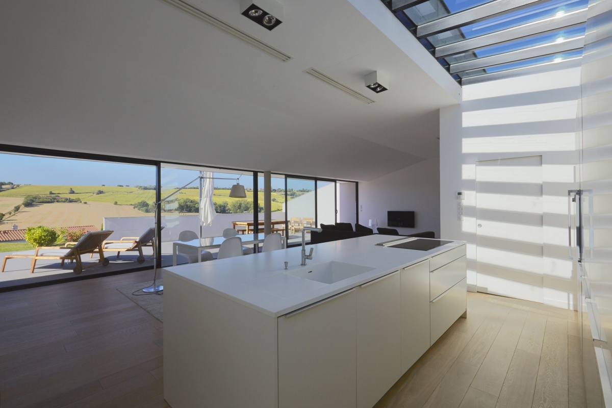 Villa VUA : atelier-cc-architecte-toulouse-maison-coteaux-moderne-contemporaine-terrasse-baie-vitree-cuisine-corian-verriere-ilot