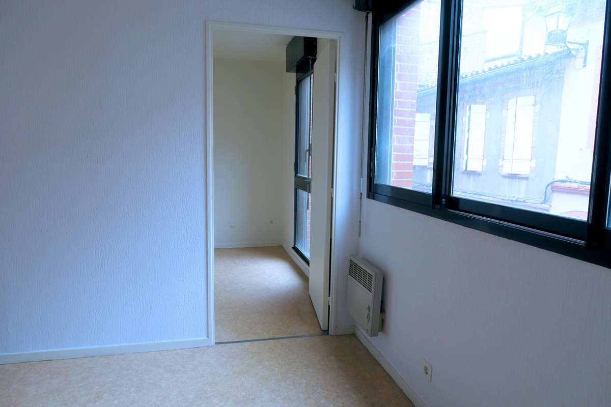 RNOVATION APPARTEMENT J. : Sjour et entre cuisine avant travaux