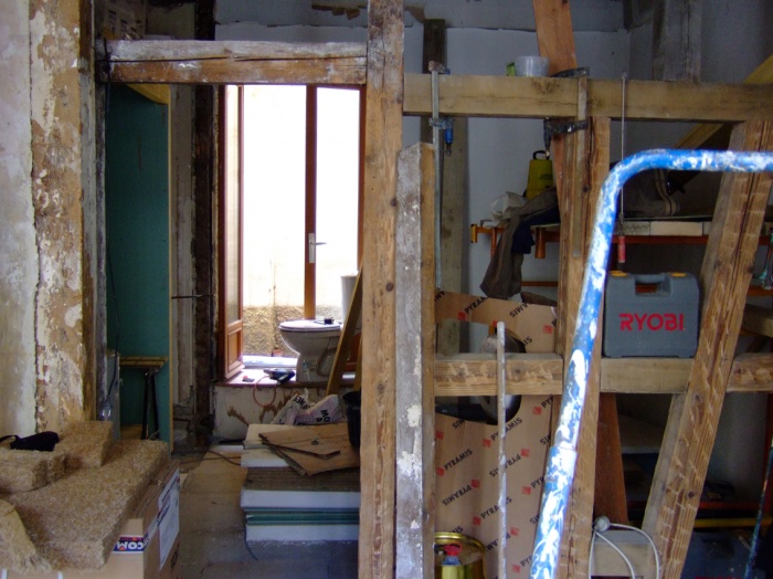 R�novation d'un local professionnel : Le local en cours de travaux, apr�s mise � nu du colombage