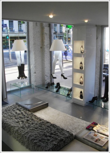 Agencement du magasin de chaussures de luxe Glitter : int�rieur de jour