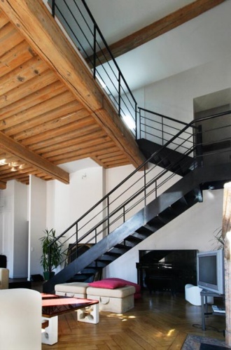 R�novation d'un appartement � la Croix Rousse. : escalier acier central
