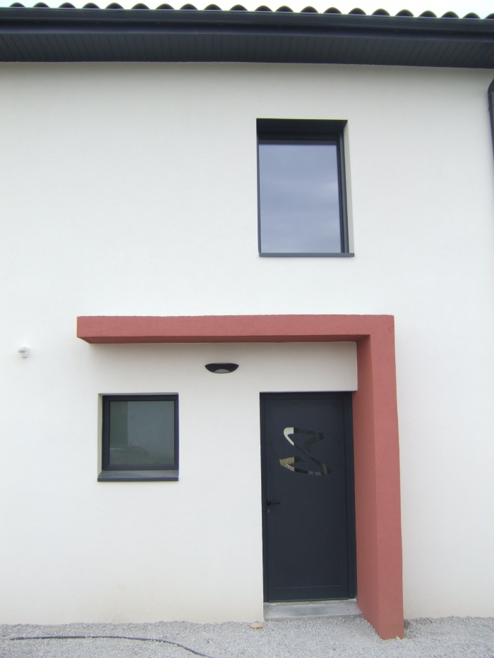 Maison et Centre de Kin�sith�rapie � Vourles : D�tail entr�e maison ext�rieur