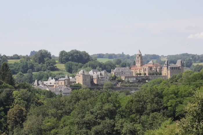 Transformation de l'Ancien Pensionnat Sainte Marie (XVIme) en Htel 4 toiles avec restaurant  UZERCHE (19) : uzerche de loin...