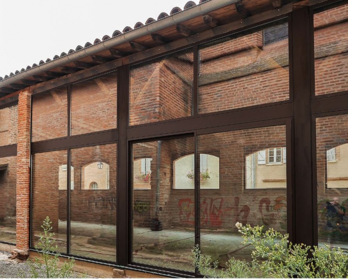 Reconversion de l'ancien préau scolaire en salle de réunion à Fronton (31) : facade vitrée.JPG