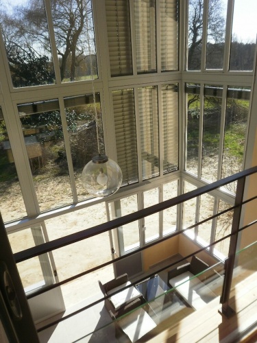 R�novation d'une ferme avec v�randa : vue depuis l'�tage sur la v�randa