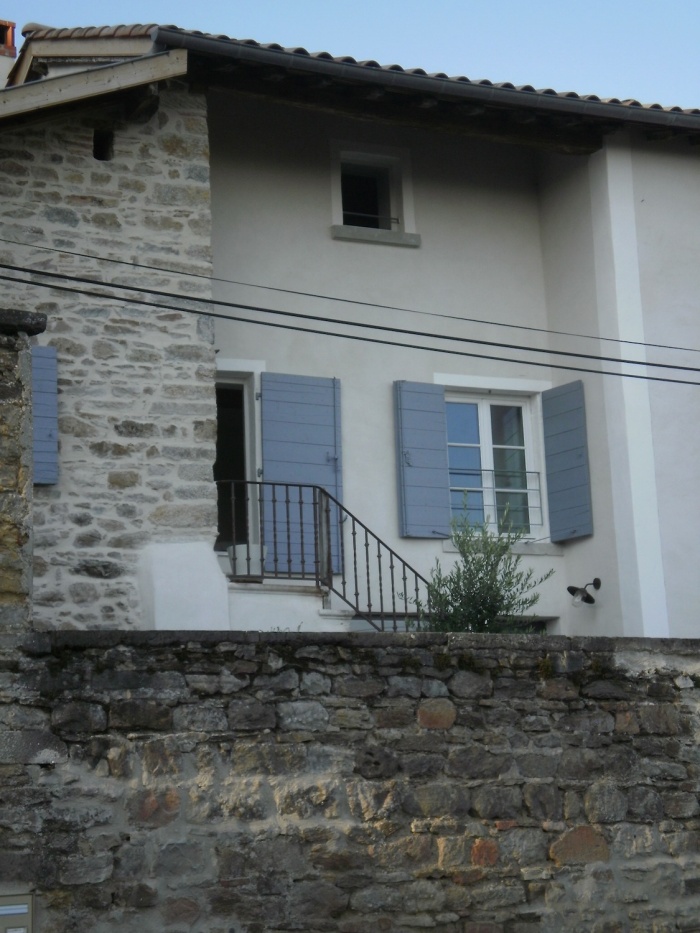 R�am�nagement d'une ancienne ferme dans le Rhone : D�tail fa�ade enduite � la chaux