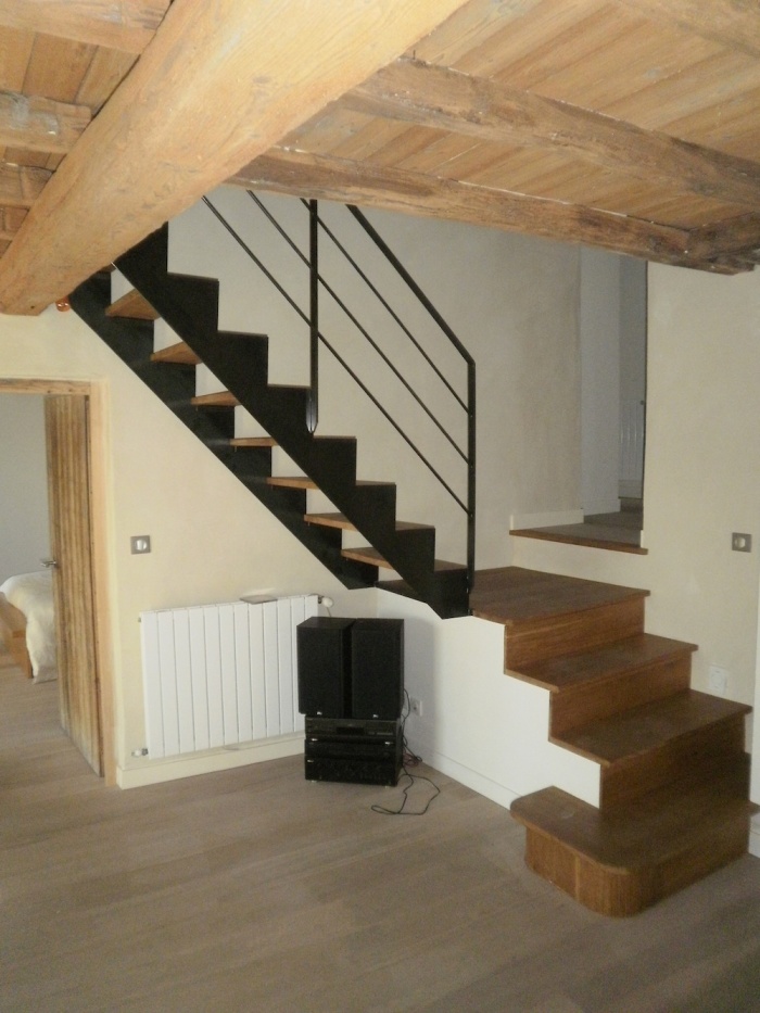 R�am�nagement d'une ancienne ferme dans le Rhone : Escalier interm�diaire