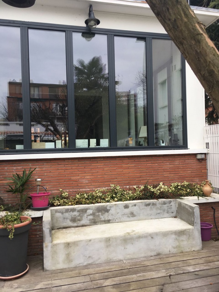 Rnovation lourde d'une toulousaine classe : Vue de la verrire depuis la piscine